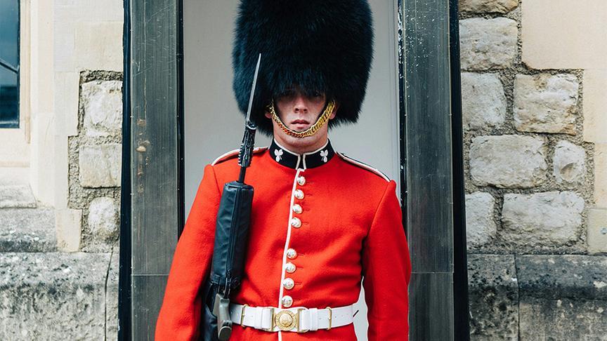 Nahaufnahme eines Wachmanns beim Buckingham Palace 