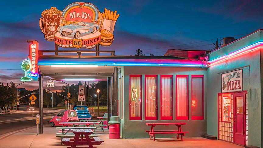 © Unsplash "Mr. D'z", ein klassisches amerikanisches Diner entlang der Straße.