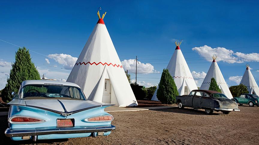 © Unsplash Die "Wigwam Motels" entlang der Route 66 laden mit 15 Beton-Tipis zu einer Übernachtung ein.