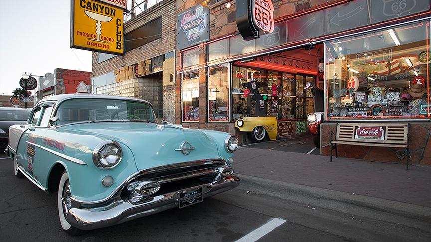 © Foto: Colourbox Souvenierläden und Oldtimer geben ein typisches Bild an der Route 66.