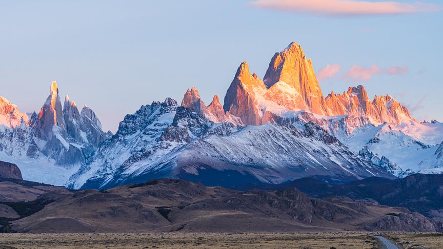 Der Fitz Roy, auch Cerro Chaltén genannt, ist ein 3406 Meter hoher Granitberg in den argentinisch-chilenischen Anden. Er ist eine der Hauptattraktionen im argentinischen Nationalpark Los Glaciares. In der Sprache der Ureinwohner heißt er wegen der oft an der Spitze sichtbaren Wolken Chaltén, was „der Rauchende“ bedeutet. 