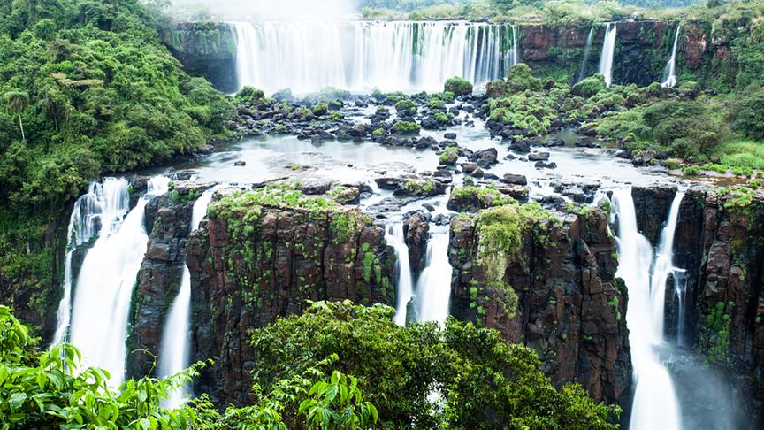 Die Iguazú-Wasserfälle sind die Wasserfälle des Flusses Iguazú an der Grenze zwischen Brasilien und Argentinien. Sie bestehen aus 20 größeren sowie 255 kleineren Wasserfällen auf einer Ausdehnung von 2,7 Kilometern.