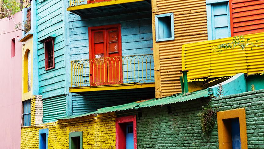 Im Osten der argentinischen Hauptstadt liegt das wohl bekannteste der 48 Stadtviertel von Buenos Aires. La Boca, das bedeutet für Einheimische und Touristen sowohl Fußball, Tango als auch bunte Wellblechhäuser. 