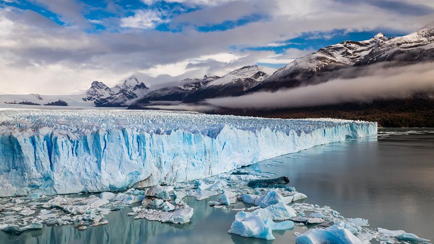Im argentinischen Nationalpark Los Glaciares gelegen, erstreckt sich der Perito-Moreno-Gletscher über unglaubliche 250 Quadratkilometer. Bekannt ist der Gletscher vor allem durch seine im Lago Argentino endende Gletscherzunge. Heute gehört der Gletscher zu den größten Touristenattraktionen Argentiniens und ist der meistbesuchte Ort des als UNESCO-Weltnaturerbe eingestuften Nationalparks Los Glaciares. 
