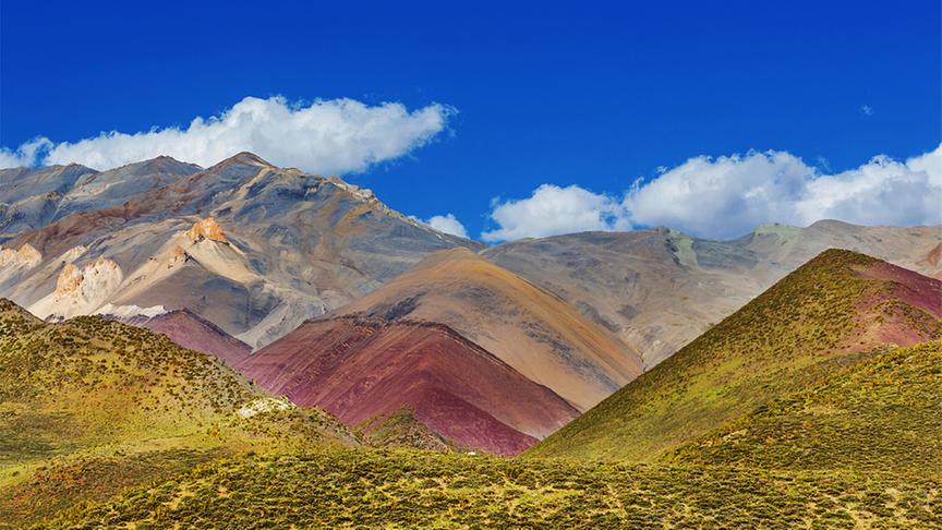 Die Quebrada de Humahuaca ist ein Gebirgstal im Nordwesten Argentiniens. Es bildet einen natürlichen Korridor mit einer Länge von etwa 155 km, in dem sich das Becken des Río Grande befindet. Seit 2003 ist es von der UNESCO zum Weltkulturerbe erklärt.