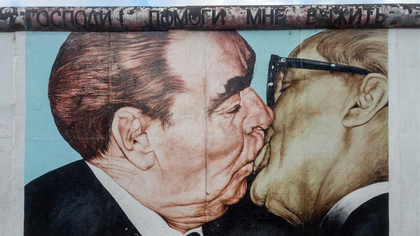 Die Berliner Mauer war während der Teilung Deutschlands ein Grenzbefestigungssystem der DDR, das vom 13. August 1961 bis zum 9. November 1989 bestand, um West-Berlin vom Gebiet der DDR hermetisch abzuriegeln.