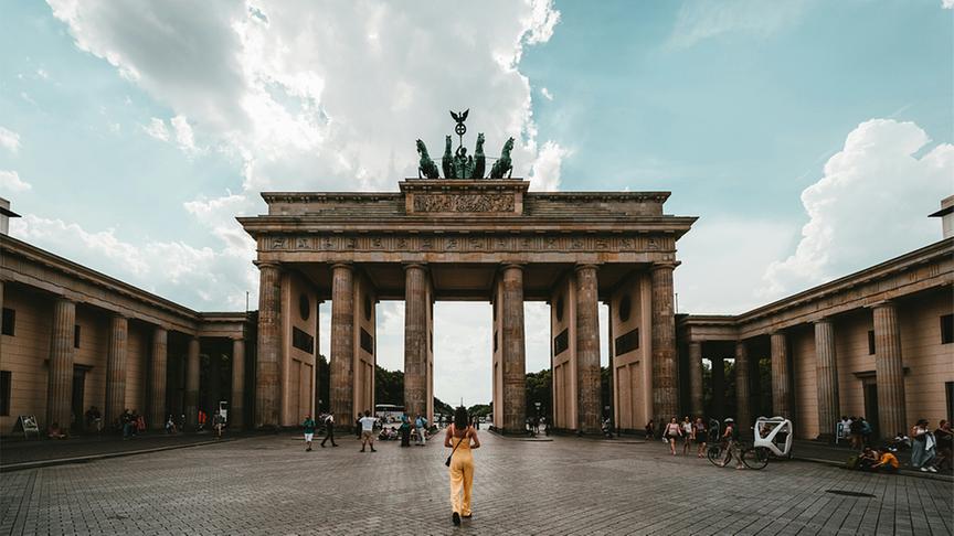 Das Brandenburger Tor in Berlin gehört zu den wichtigsten Wahrzeichen. Das einzige erhaltene Stadttor Berlins, das früher vor allem für die Trennung der Stadt in Ost und West stand, ist seit dem Mauerfall das Symbol für die Einheit Deutschlands.