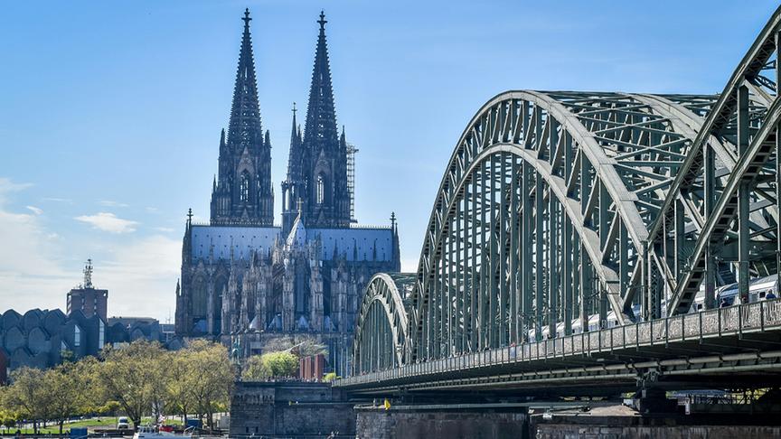 Im Jahr 1996 erklärte die UNESCO die Kathedrale, die mit offiziellem Namen Hohe Domkirche Sankt Petrus heißt, zu einem der größten europäischen Meisterwerke gotischer Architektur und zum Weltkulturerbe.