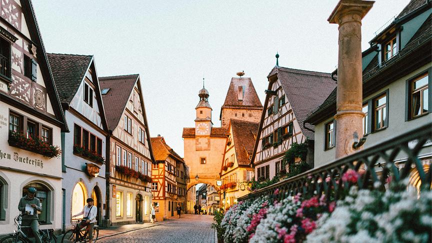 Rothenburg ob der Tauber ist eine deutsche Stadt im Norden Bayerns, die für ihre mittelalterliche Architektur bekannt ist. 