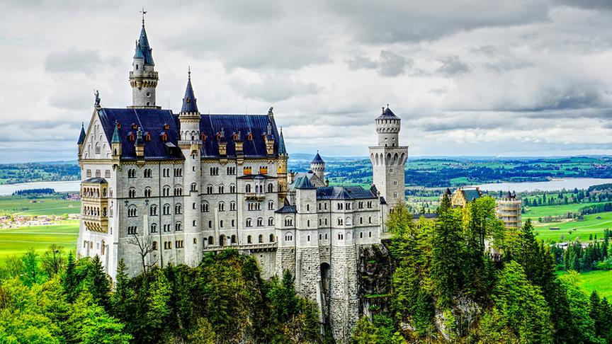Schloss Neuschwanstein wurde für den bayerischen König Ludwig II. ab 1868 errichtet und nie vollendet. Errichtet und ausgestattet in mittelalterlichen Formen, aber mit damals modernster Technik, ist es das berühmteste Bauwerk des Historismus.