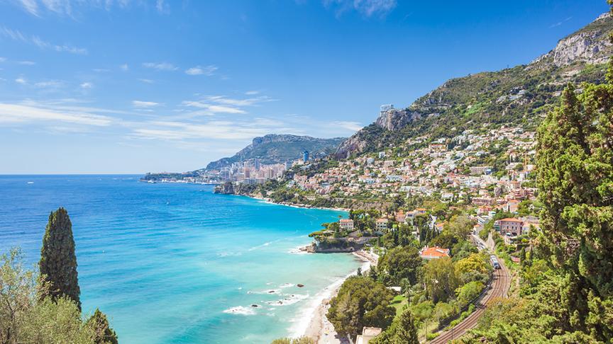Als Côte d’Azur wird ein Küstenabschnitt an der französischen Mittelmeerküste bezeichnet, das gleichzeitig einen großen Teil der provenzalischen Küste darstellt. Die nach azurblauem Wasser benannte Region zwischen Meer und Bergen ist bekannt für ihre pittoresken Dörfer mit ihren malerischen, Kopfstein gepflasterten Straßen und Häuschen aus Naturstein. Dazu kommen bekannte Städte wie Nizza, Cannes und St. Tropez an der Küste. 