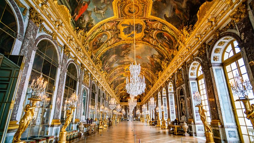 Das Schloss Versailles in der gleichnamigen Nachbarstadt von Paris ist eine der größten Palastanlagen Europas und war von der Mitte des 17. Jahrhunderts bis zum Ausbruch der Französischen Revolution die Hauptresidenz der Könige von Frankreich. Der Barockbau, dessen größte Ausdehnung mehr als einen halben Kilometer beträgt, gilt als ein Höhepunkt europäischer Palastarchitektur und diente vom 17. bis zum 19. Jahrhundert als Vorbild für zahlreiche weitere Schlossbauten.