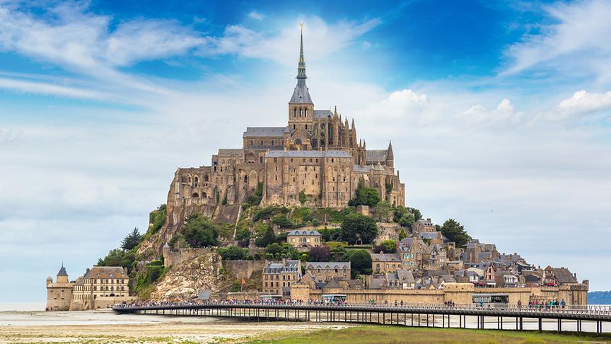 An der Grenze der Normandie und der Bretagne gelegen, bezaubert der Klosterberg Mont-Saint-Michel Reisende aus aller Welt. Das UNESCO Kulturerbe der Menschheit gehört zu den meistbesuchten Sehenswürdigkeiten Frankreichs. Er bietet seinen Besuchern ein unvergessliches Panorama auf seine Bucht und das Meer und lädt zum Innehalten ein. 