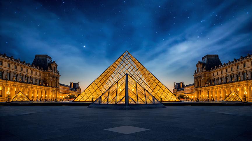 Das ikonische Museum liegt am Ufer der Seine und ist die größte Kunstgalerie der Welt. Im Louvre Museum findet man Ausstellungsstücke, die die französische Geschichte näherbringen, sowie Werke aus aller Welt, wie zum Beispiel die Mona Lisa von Leonardo da Vinci. Insgesamt beherbergt das Louvre-Museum mehr als 35.000 Exponate in seinem jahrhundertealten Gebäude. 