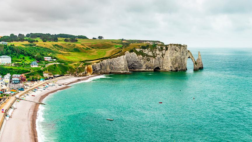 Die Côte d'Albâtre (Alabasterküste) besitzt zahlreiche Kreidefelsen, deren bekannteste an der Steilküste von Étretat stehen. Die bis zu 100 Meter hohen Kreidefelsen ragen aus dem Meeresspiegel heraus und werden von den nagenden Wellen des Meeres angegriffen. 