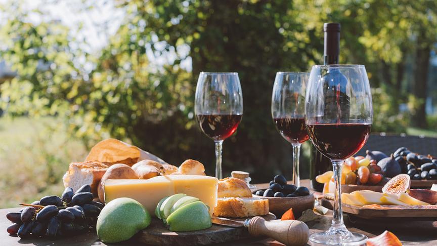 Kopfsteingepflasterte Straßen, romantische Bauten, leckere Weine und französischer Charme, wohin man blickt – um Frankreich von seiner schönsten Seite zu erleben, ist ein Besuch in Bordeaux unabdingbar. Mit 60 Herkunftsbezeichnungen und 7000 Winzern ist Bordeaux auch die Hauptstadt des ältesten Weinbaugebiets edler Weine der ganzen Welt.
