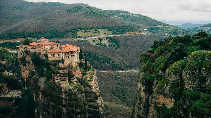 Die Meteora-Klöster sind auf eigentümlich geformten Konglomeratfelsen gelegene, früher praktisch unzugängliche Klosteranlagen im Norden von Thessalien auf dem griechischen Festland und gehört zum UNESCO-Weltkulturerbe.