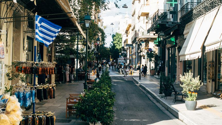Am Fuße der Akropolis liegt einer der ältesten und beliebtesten Stadtteile Athens: Plaka. Weitestgehend autofrei bummelt man hier durch die alten Gassen, stöbert in lokalen Geschäften und trinkt Ouzo in den urigen Bars.