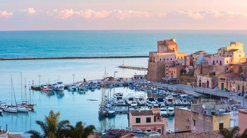 40 Kilometer östlich des sizilianischen Trapani liegt die Stadt Castellammare del Golfo. Ihre schönen Strände, das mittelalterliche Kastell und warme Schwefelquellen locken die Besucher hierher.