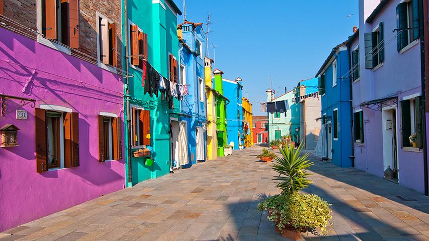 Die kleine Insel Burano bei Venedig ist dank ihrer bunten Häuser ein beliebtes Ausflugsziel.