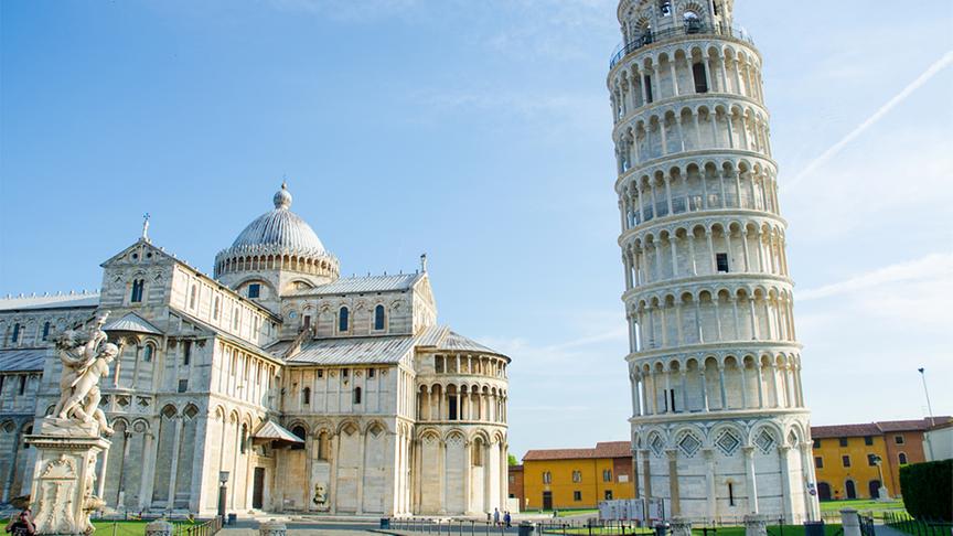 Der Schiefe Turm von Pisa (italienisch: Torre Pendente) wurde einst als Glockenturm für den Dom von Pisa errichtet. Seine Schräglage hat der Turm seinem nur 3 m tiefen Fundament und einem Untergrund aus Lehm und Sand zu verdanken.