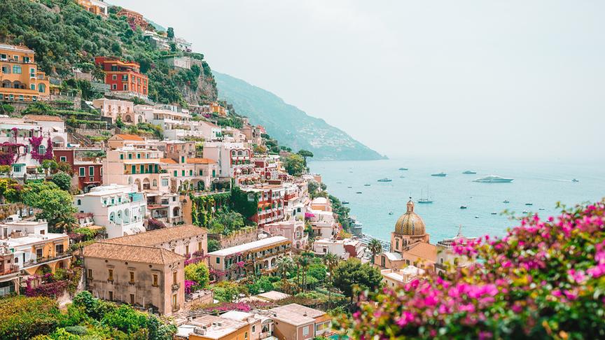 Die Amalfiküste, italienisch Costiera amalfitana, liegt an der Westküste Italiens am Golf von Salerno. Diese einzigartige Landschaft zwischen dem kobaltblauen Meer und den Abhängen der Berge ist als UNESCO Welterbe geschützt.