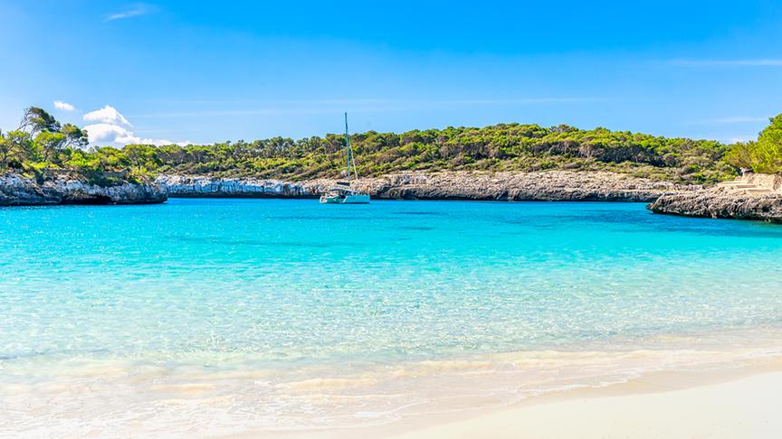 Am Rand des Naturschutzgebietes „Parc Natural de Mondrago“ liegt der, so munkelt man, schönste Strand Europas. Der Cala s’Amarador punktet mit feinem, Puderzuckersand und glasklarem Wasser inmitten unberührter Natur.