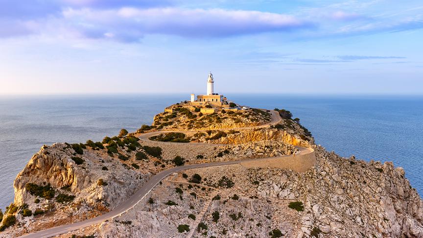 An der nördlichen Spitze Mallorcas liegt das Cap de Formentor, wo das nördliche Ende der Bergregion Serra de Tramuntana auf das Mittelmeer stößt.