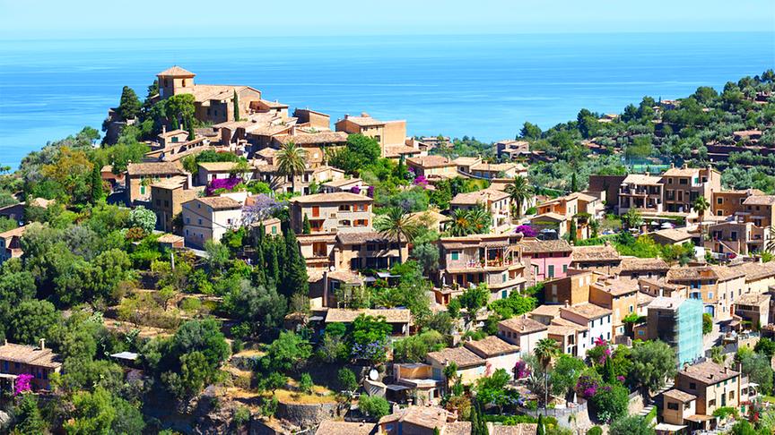 Das kleine Küstenstädtchen Deià im Nordwesten Mallorcas ist eines der hübschesten Dörfer der Insel. Es liegt in einer Klamm am Fuße des Berges Teix, bietet den Blick aufs Meer hinab und war schon immer ein Magnet für KünstlerInnen, SchriftstellerInnen und andere kreative Köpfe.