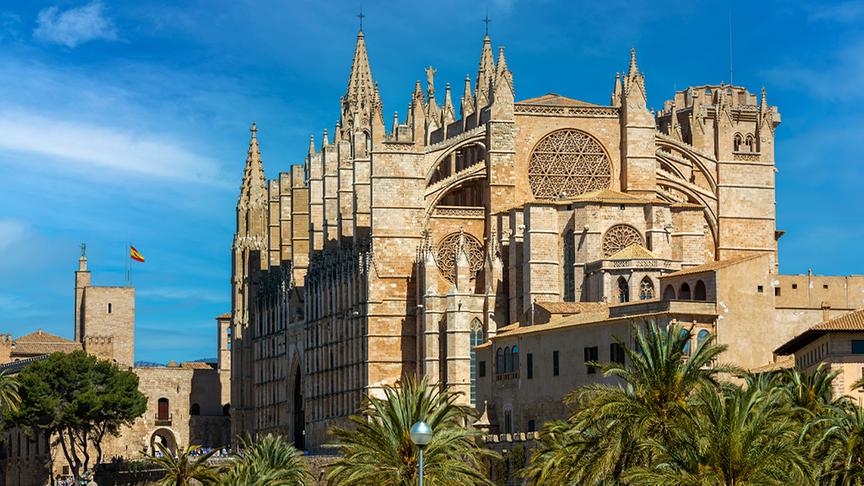 Die Kathedrale von Palma ist das herausragende Wahrzeichen Mallorcas. Die imposante Sehenswürdigkeit gilt als eines der Prunkstücke gotischer Architektur. Der Grundstein wurde 1230 durch den damaligen König Jaume I. gelegt, doch erst vier Jahrhunderte später wurde der Bau fertiggestellt.