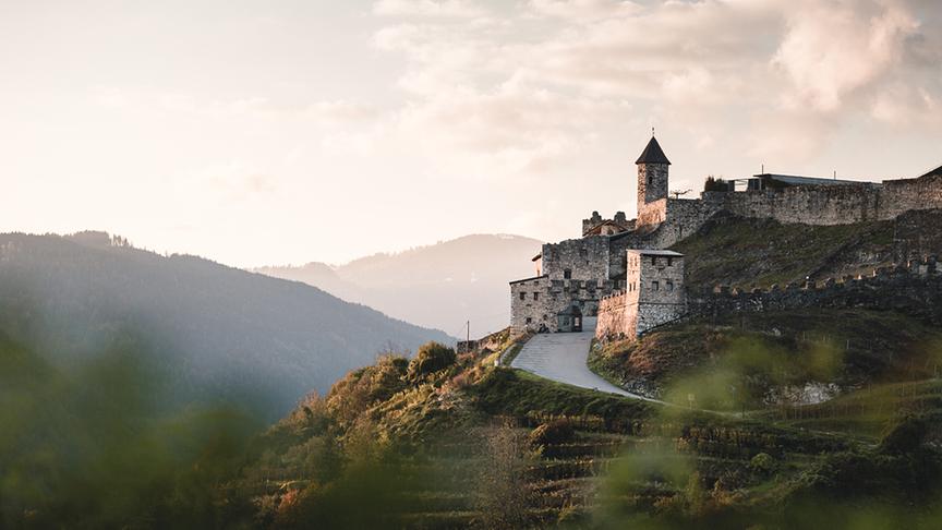 Die Burg Landskron war die größte und mächtigste unter den zahlreichen Wehrburgen Kärntens und auf Grund ihrer Bedeutung ein wichtiger Zeuge des Landes.