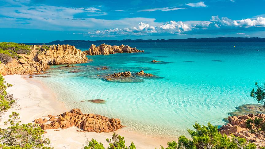 Budelli liegt als Insel des La-Maddalena-Archipels vor der Küste Sardiniens und ist berühmt für sein türkisfarbenes Wasser und für den rosafarbenen Strand.