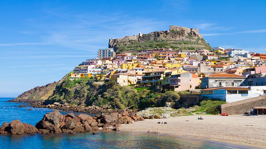 Im Nordwesten der Insel thront Castelsardo hoch über der Küste - eine Stadt wie aus dem Bilderbuch.