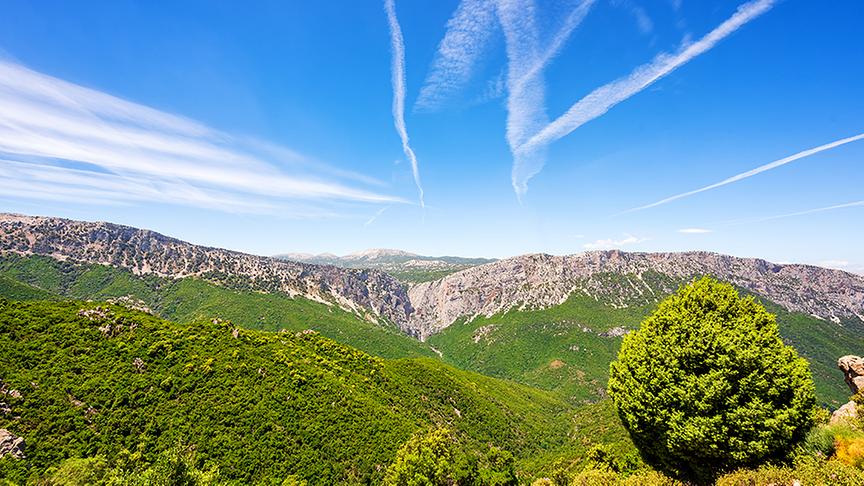 Im Supramonte-Gebirge im Osten der Insel liegt die Gola Gorropu - eine der tiefsten Schluchten Europas. Je nach Lust und Laune kann man beliebig weit in die Schlucht hineingehen, wobei der Schwierigkeitsgrad fortlaufend zunimmt.
