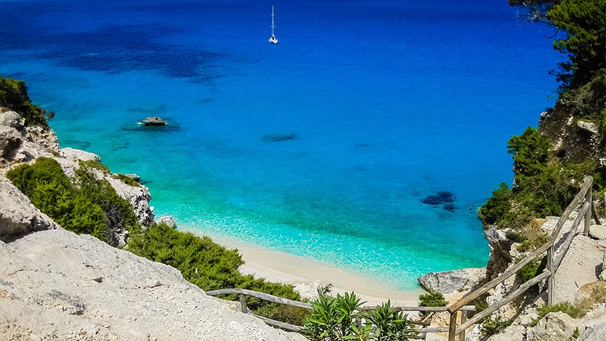 die Bucht von Cala Goloritzé gehört ohne Zweifel zu den schönsten Stränden Sardiniens. Sie ist nur über einen schmalen Wanderweg erreichbar.