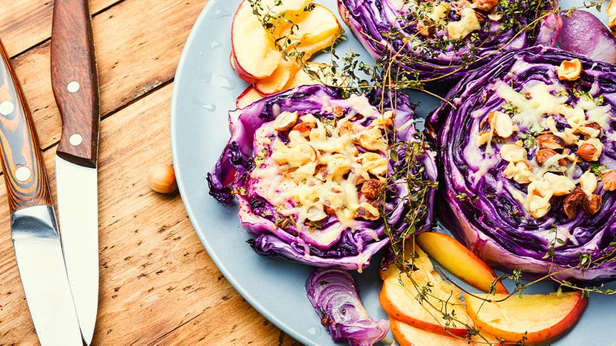© Colourbox Überbackener Rotkohl mit Nüssen