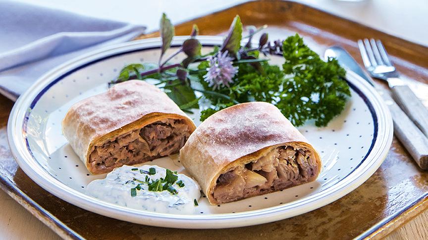 © (c)Nadine Poncioni Krautstrudel mit Mangalica-Speck und Kräuterrahm.