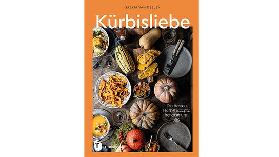 © © Saskia van Deelen/Jan Thorbecke Verlag Buchcover von Kürbisliebe in orange gehalten mit Aufnahme eines Tisches mit Kürbiszutaten und Gerichten.