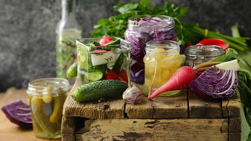 © Colourbox Fermentierte Gurken, Kraut und Zwiebeln im Glas