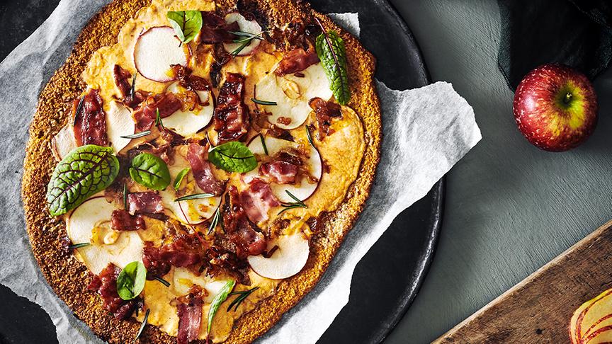 © ©Søren Staun Petersen Kürbispizza mit Äpfeln, Bacon und Schmorzwiebeln
