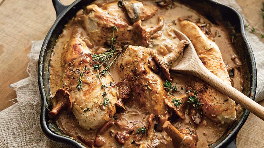 © © DK Verlag / Rezepte: Émilie Franzo Hähnchen in Sahnesoße mit zweierlei Pfifferlingen