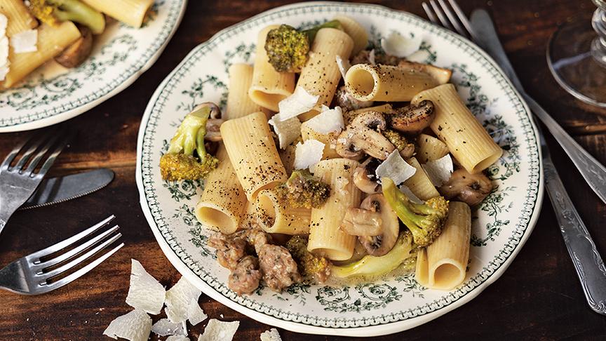 © © DK Verlag / Rezepte: Émilie Franzo Rigatoni mit Champignon und Bratwurst