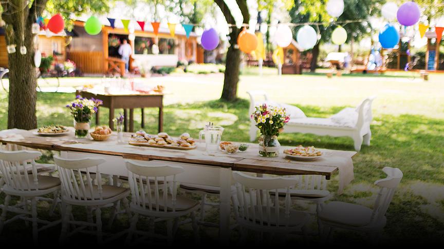 Gartenparty mit Lampions und gedecktem Tisch