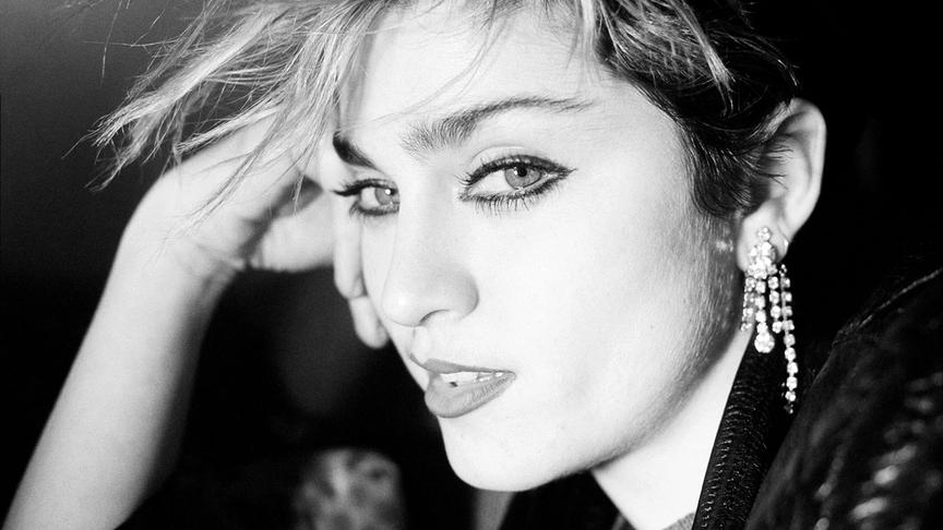 Schwarz-weiß Nahaufnahme von Madonna mit dunkler Augenumrandung und kurzen Haaren.