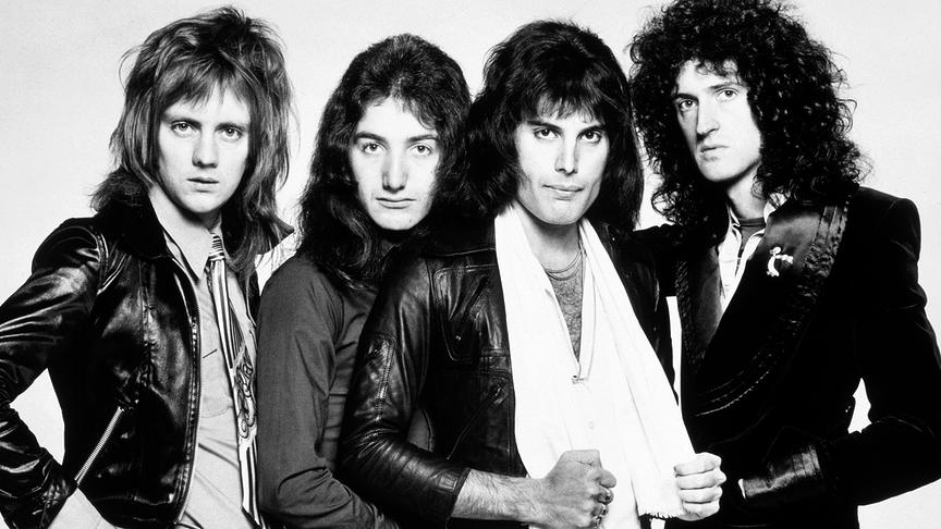 Schwarz-weiß Aufnahme der Band Queen.