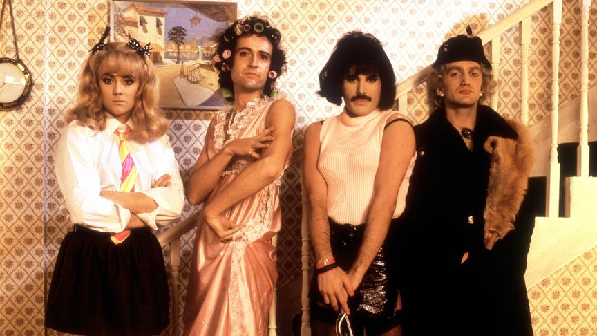 Die vier Queen-Mitglieder als Frauen verkleidet nebeneinander.