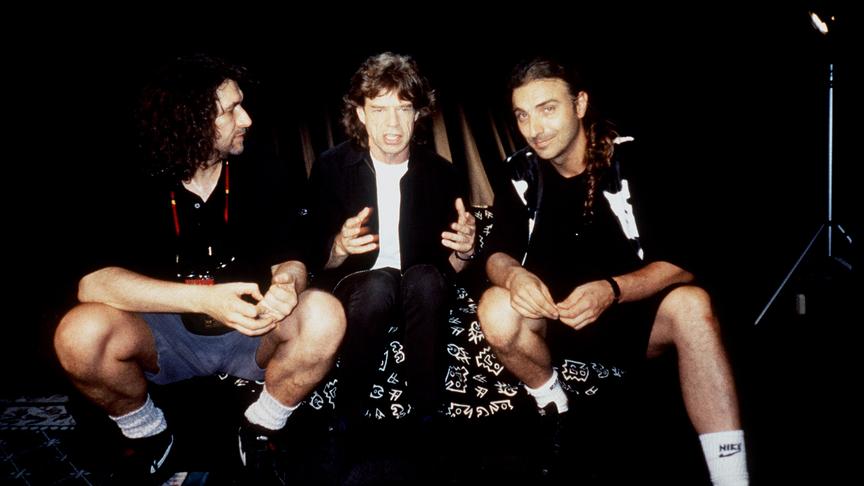 Hannes Rossacher, Mick Jagger und Rudi Dolezal auf einem Sofa sitzend.