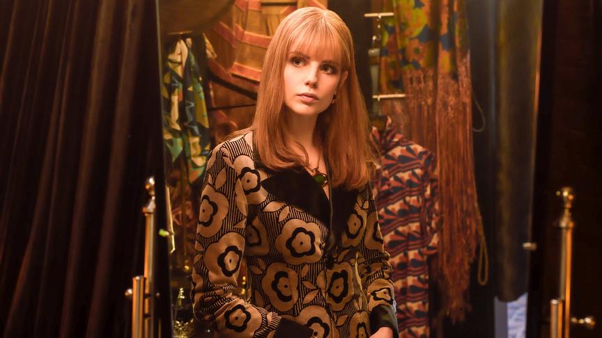 Frau in Mantel mit Blumenmuster