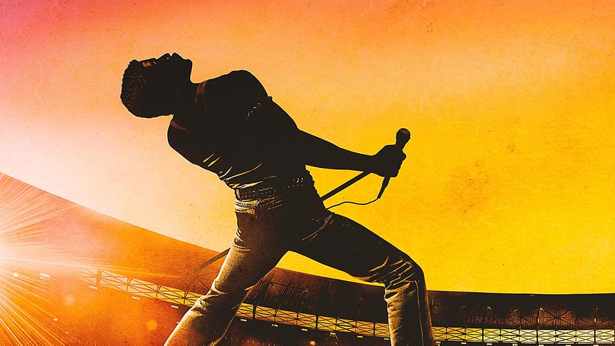 Mann mit Mikrofon in auffälliger Pose vor bunt gefärbtem Himmel