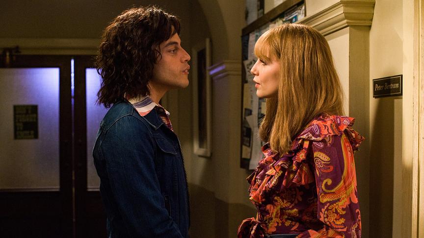 Mann und Frau stehen sich gegenüber und blicken sich an